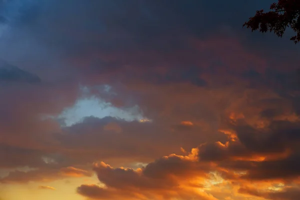 Abstracte natuur achtergrond. Dramatisch en humeurig roze, paars en blauw bewolkte zonsondergang hemel — Stockfoto
