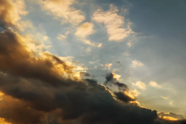 Dramático colorido atardecer y amanecer cielo crepuscular con hermosa silueta de nube —  Fotos de Stock