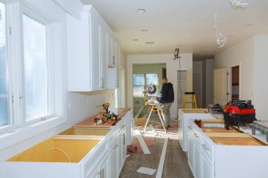 Daire kullanarak yüklenici Crown Kalıplama yenileme için kesme gördüm.