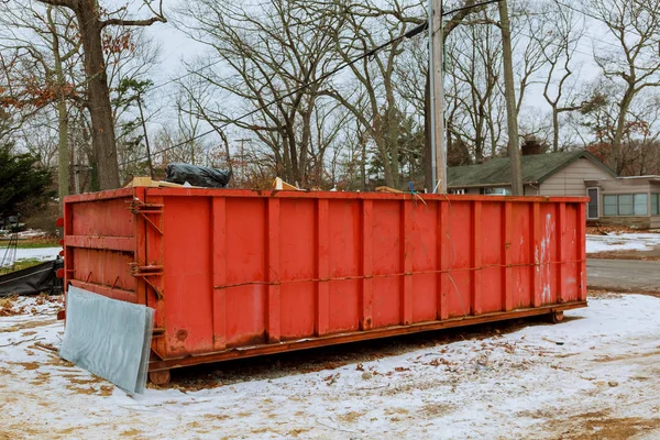 リップごみコンテナー冬の雪との冬の通りの横にゴミ箱 — ストック写真