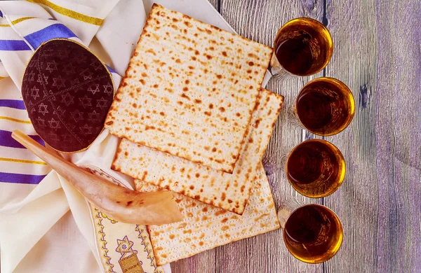 Still-life with wine and matzoh jewish passover bread — Stock Photo, Image