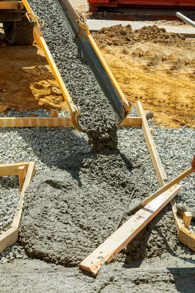 Derramando cimento para pavimento colocado a partir da casa para a estrada — Fotografia de Stock