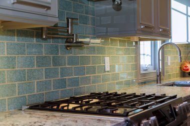 Yüklü yeni bir mutfak mutfak dolapları yükleme yeni model solucan'ın görünümü