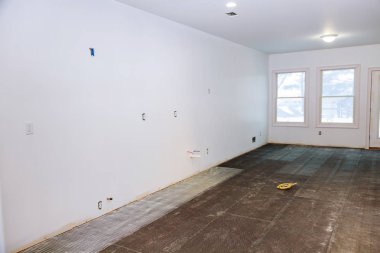 Fayans zemin, fayans hazırlık için yeni bir ev içinde mutfak döşeme yükleme çalışma için hazırlamak