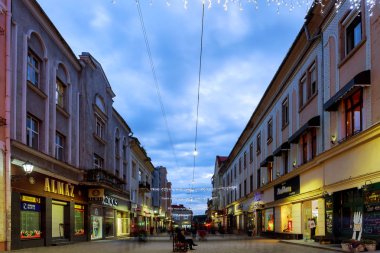 14 Ekim. 2017 gece şehir merkezinde Uzhgorod Ukrayna yol ışık