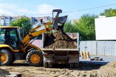 sandpit Hafriyat sırasında sarı Ekskavatör Ekskavatör kazılar yolun çalışır.