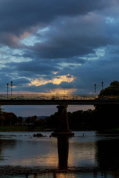 Sonnenuntergang Fußgängerbrücke Zentrum Von Uzhgorod Abend Ukraine — Stockfoto