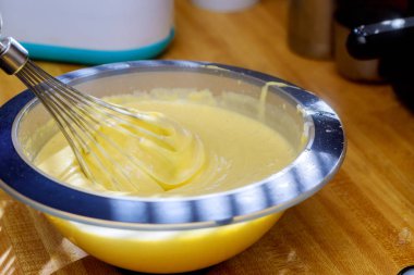 twist beyaz krem spiining içinde krem Mikser ile karıştırma darbe, yakın çekim