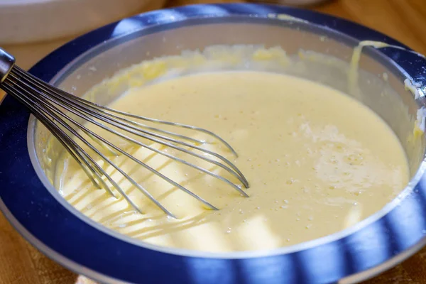 混合のバターと砂糖をボウルに混合機 ミキサーにクリームを混ぜて作るパン屋さんで — ストック写真