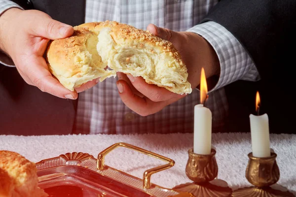 Sabbat Kiddusch Zeremonie Mit Zwei Wachskerzen Kerzenständern Und Einem Traditionellen — Stockfoto