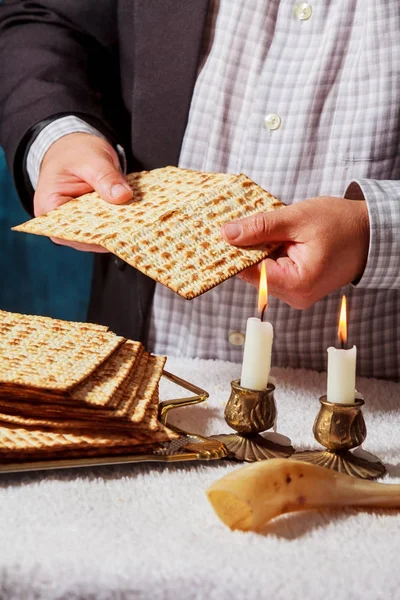 Pascha Matzah Een Traditionele Joodse Verse Sabbat Brood Brood Handen — Stockfoto