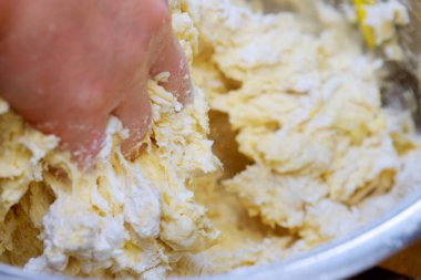 Hamur, malzemeyi karıştırma hazırlanıyor. Maya tatlı eller Şef Mix taze yapma ve hamur.