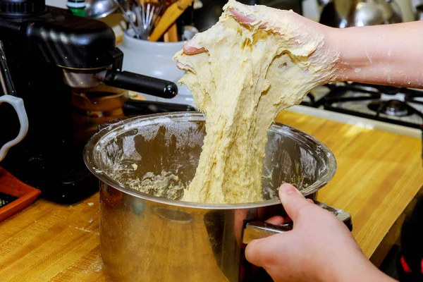 新鮮なシェフ ミックスのパン屋さんの手で女性の手で生地と生地を作る — ストック写真