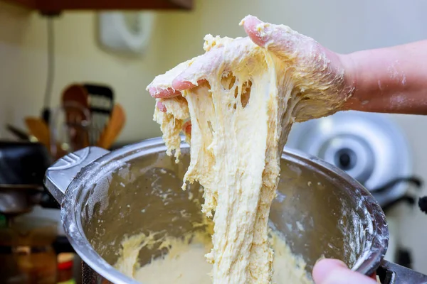 Cortado Tiro Manos Amasar Masa Mesa Rodeado Mucha Harina Tazones — Foto de Stock