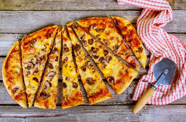 Pizza Pepperoni Casera Rodajas Sobre Fondo Rústico Madera Pizza Grande — Foto de Stock