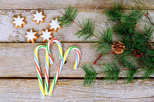 Weihnachten Hintergrund Mit Dekorationen Und Lebkuchen Auf Holzbrett — Stockfoto