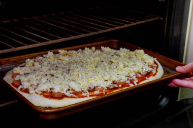 Pizza yemek. Pizza fırın yüksek bir sıcaklıkta pişirilir .