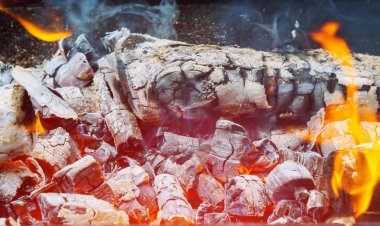 parlak metal mangal içinde ateş. birçok ateş ahşap uzun. Mangal içinde yanan odun. Alevler ateş. Hazırlık barbekü yemek pişirmek için