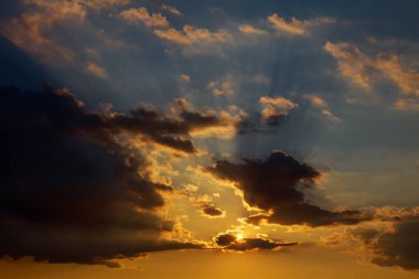 Dramatik gün batımı ve gün doğumu gökyüzü.