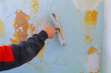 iş hizalar. alçı duvara spatula ile koyarak.