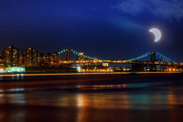 Solar Eclipse New York Augustus 2017 Williamsburg Bridge Schemering Verspreid — Stockfoto