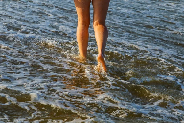 Belle Femme Jambes Sur Plage Voyage Plage Femme Marchant Sur — Photo