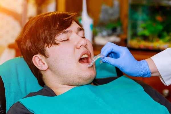 Bir Hastada Bir Office Dişçi Silikon Ortodontik Diş Check Için — Stok fotoğraf