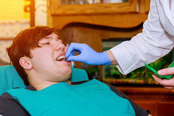 Чоловік Посміхається Стоматологічному Кріслі Чоловічий Рот Широко Відкритий Стоматологічному Кріслі — стокове фото