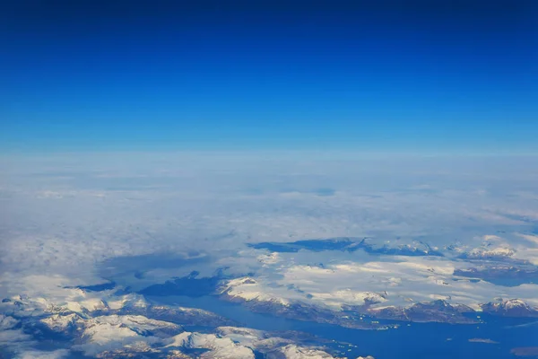 Luftaufnahme Schnee Und Nebliger Horizont Reisekonzept Und Winterurlaub Auf Weißen — Stockfoto