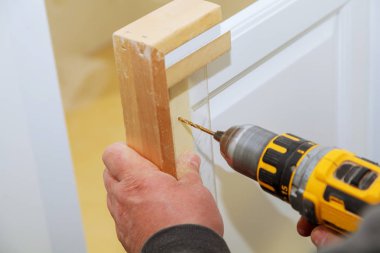 Mobilya montajı kabine kapı ana matkaplar üzerinde kabine kapı kapı menteşeleri