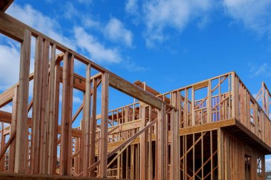 Ahşap Bina çerçeve çok aile konut inşaat sahasında yazılan ve inşaat ışınla