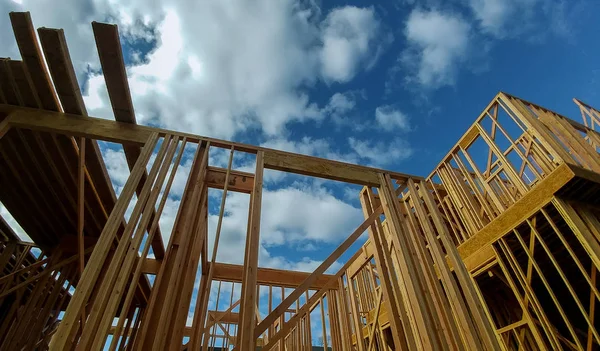 Nova Casa Construção Residencial Estrutura Construção Madeira Contra Céu Azul — Fotografia de Stock