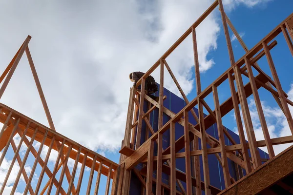Madera carpintero marco del edificio en el trabajo con la construcción del techo de madera — Foto de Stock