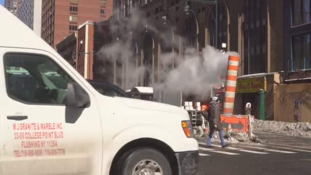 NEW YORK CITY - january 16, 2018 Steam pipe releasing hot air into the street in Midtown Manhattan. — Stock Video