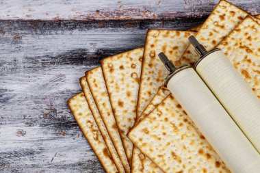 Pesah kutlama ve Tevrat Yahudilerin hamursuz bayramı sırasında kaydırma .