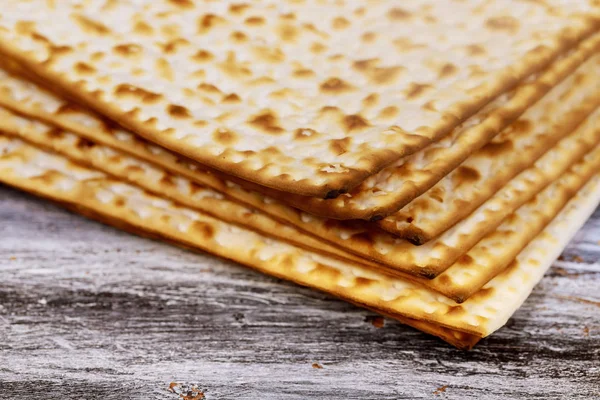 Stack av matzah eller matza på en vintage trä bakgrund — Stockfoto