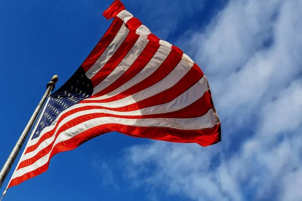 Amerikansk Flagg Flagga Usa Över Blå Himmel Bakgrund — Stockfoto