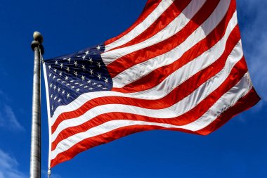 Amerika Birleşik Devletleri. Amerika Birleşik Devletleri bayrağı gökyüzü arka plan üzerinde havaya Rüzgar.