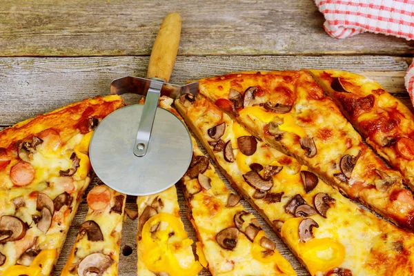 Flatlay Primer Plano Rebanadas Pizza Pepperoni Tablero Madera Mesa Servida — Foto de Stock