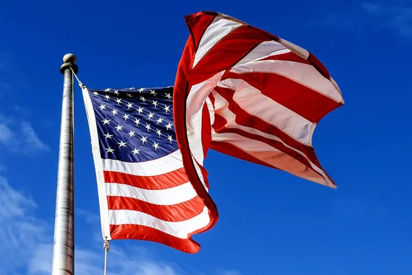Прапор Сша Над Blue Sky Розмахував Прапором Американський Над Синє — стокове фото