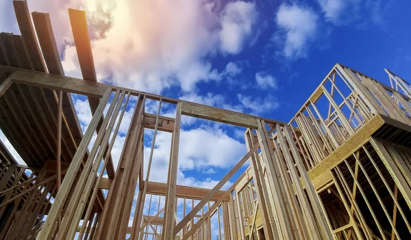 Construcción Vigas Enmarcadas Casa Enmarcado Sobre Cielo Azul — Foto de Stock