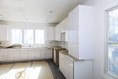 Yeni indüksiyon Ocak modern mutfak kurulumu