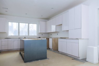 Temel yükleme çeşitli aşamalarında Island merkezi için özel mutfak dolapları