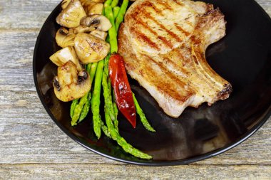 Izgara striploin biftek dilimlenmiş. Terbiyeli sulu kalın ızgara biftek