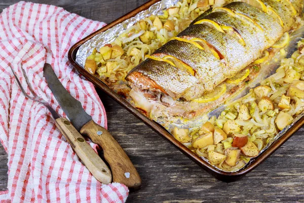 Gastronomische oven gebakken roze zalm met dun gesneden als voorgerecht op een diner heerlijke zeevruchten — Stockfoto