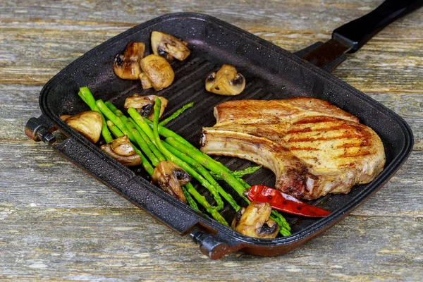 Grilled steak Grilled striploin sliced steak. Juicy thick grilled and asparagus mushrooms — Stock Photo, Image