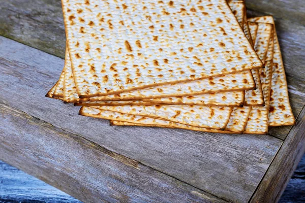 Påsk bakgrund. vin- och matzoh judiska semester bröd träbord — Stockfoto