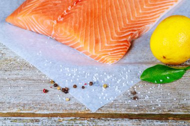 Somon fileto. Bir ahşap masa ve limon lezzetli balık eti taze ve güzel somon fileto.