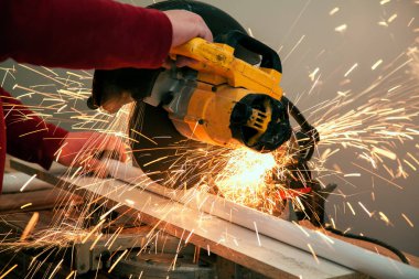 metal kesme ve kaynak ile pek çok keskin metal sanayi işçisi kıvılcım testere ile kesme