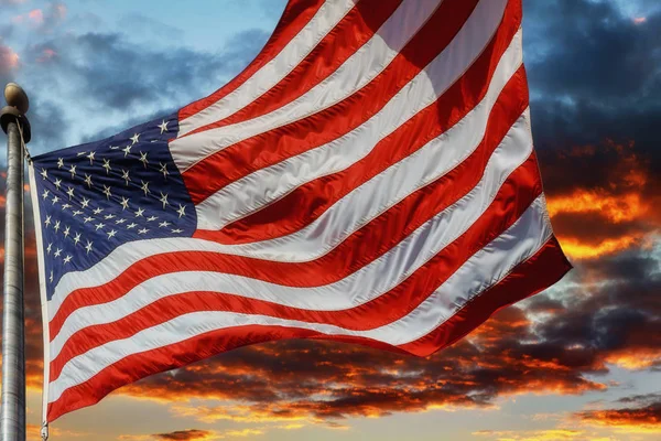 Bandiera USA sulla bellissima alba del tramonto con nuvole, in tonalità rosa e viola — Foto Stock